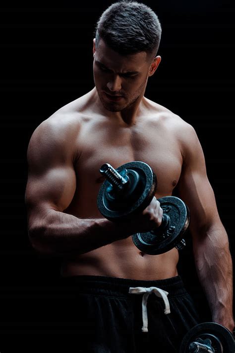 sexy muskulöser bodybuilder mit nacktem oberkörper beim lizenzfreies foto und stockbild