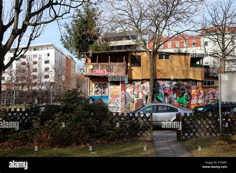 Berlin Baumhaus an der Mauer Stock Photo - Alamy