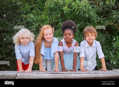 Feliz Grupo Interracial De Niños Niñas Y Niños Jugando Juntos En El Parque En El Día De Verano