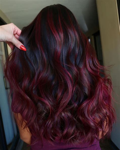 50 beautiful burgundy hair colors to consider for 2024 hair adviser cabelo luzes vermelhas