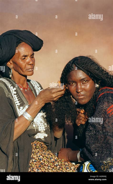 Niger Agadez Women Of Tuareg Tribe Arranging Hair Stock Photo Alamy