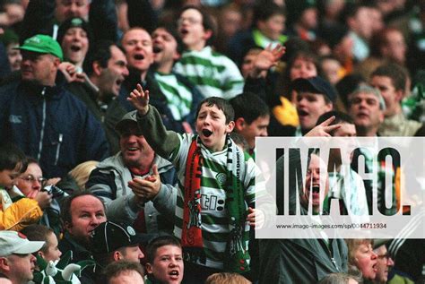 celtic fans taunt rangers fans celtic v rangers 27 december 1999 publicationxnotxinxukxfraxbelxnedxi