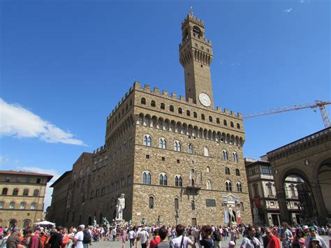 The square is also shared with the loggia della signoria, the uffizi gallery, the palace of the tribunale della mercanzia (1359) (now the bureau of agriculture), and the palazzo uguccioni (1550, with a facade attributed to raphael, who however died thirty years before its construction). File:Palazzo Vecchio din Florenta.jpg - Wikimedia Commons