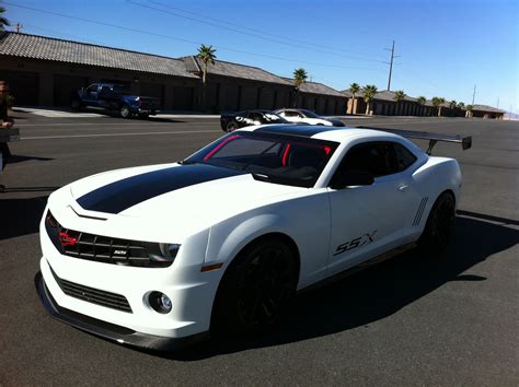 White Chevroletcamarossx Black Racing Stripe On Hood Camaros
