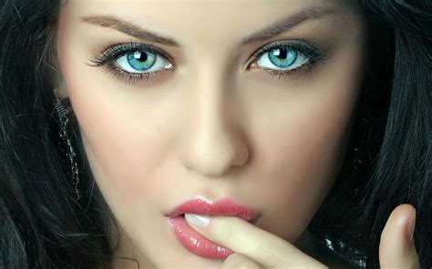 обои лицо женщины модель портрет длинные волосы голубые глаза брюнетка Смотрит на
