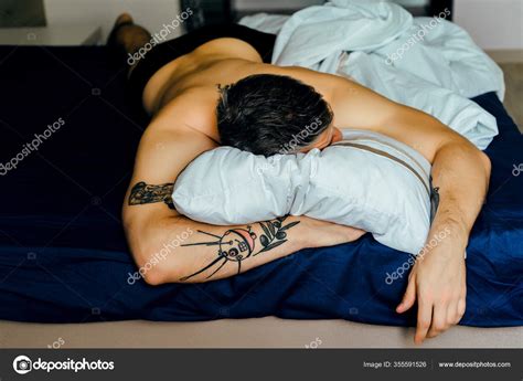 Sexy Desnudo Joven Hombre Estirando Sus Manos Sonriendo Mientras Lyin fotografía de stock