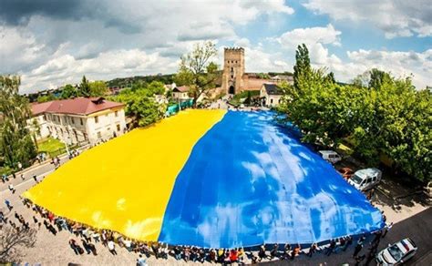 Змінювалося їхнє забарвлення, значення кольору, форми та інше. Найбільший прапор України. День прапора України.