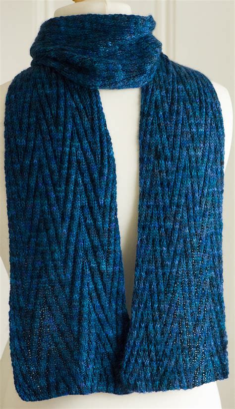 Reversible blanket knitting pattern for bulky / chunky #5 weight yarn. Reversible Scarf Knitting Patterns - In the Loop Knitting
