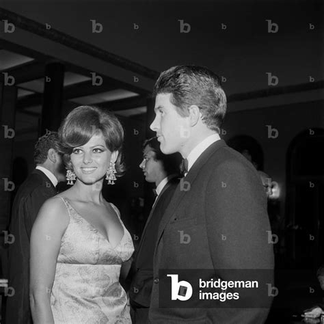 THE ACTRESS CLAUDIA CARDINALE WITH THE ACTOR WARREN BEATTY AT THE