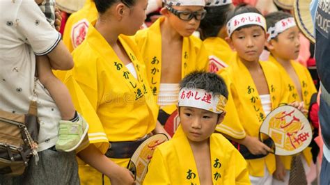 Crianças Japonesas Que Dançam A Dança Tradicional No Festival Famoso De