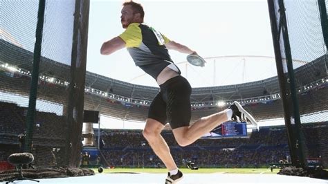 O atleta deverá segurar o disco plano contra os dedos da mão e o antebraço do lado do lançamento, girar sobre si mesmo rapidamente e lançar o disco ao ar estendendo o braço. É de família! Na última chance, alemão leva ouro no ...