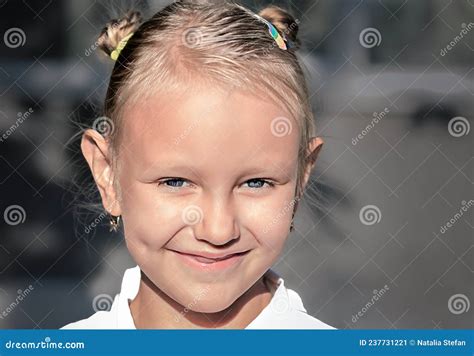 Porträt Eines Lächelnden Kleinen Schönen Mädchen Blonde Jahre Alt Stockbild Bild von