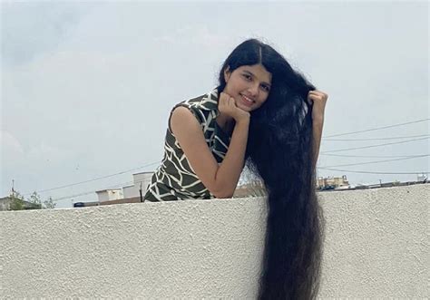 दुनिया की सबसे लंबे बालों वाली लड़की 12 साल बाद खास वजह से कटवाए बाल