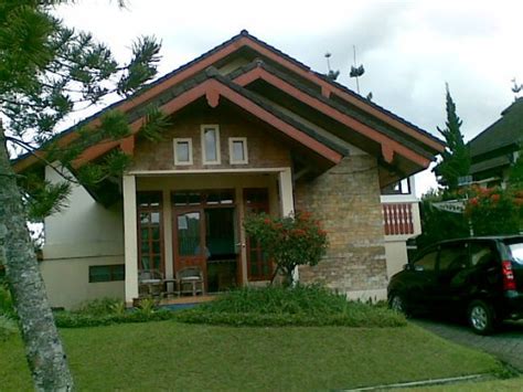Model rumah sederhana tapi kelihatan mewah ini tampak asri karena dilengkapi dengan taman yang mini tapi hijau. Foto Rumah Sederhana di Desa dan Kampung 2017 - Foto Rumah Mewah 2017