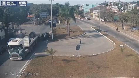 Vídeo Câmera flagra queda de carga de carreta em Volta Redonda Sul