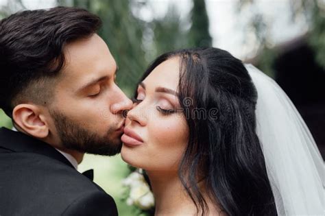 Pareja Enamorada Elegante Novio Con Traje De Matrimonio Y Novia Con Un Elegante Vestido Blanco