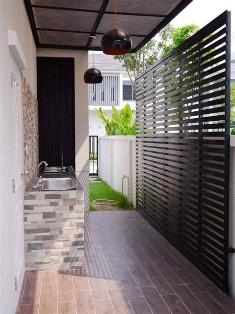 Tampilannya minimalis sekaligus modern karena didominasi dengan warna putih dan furnitur dengan permukaan mengkilap. Dapur Basah Luar Rumah | Desainrumahid.com