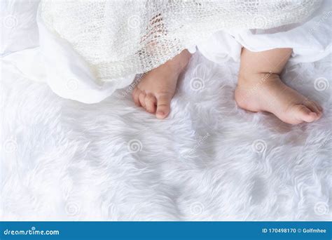 Kute Pasgeboren Baby Voetmeisje In Witte Deken Op Warme Kraambed