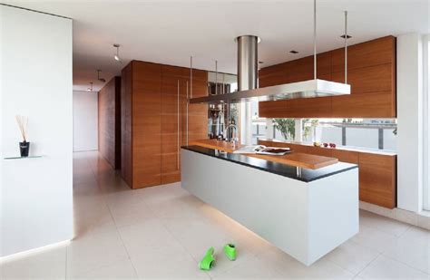 Cucina in legno con eccellente contrasto tra il bianco e il rovere ampiamente utilizzato che fornisce allo spazio calore e grande carattere. 100 idee cucine moderne in legno • Bianche, nere, colorate ...