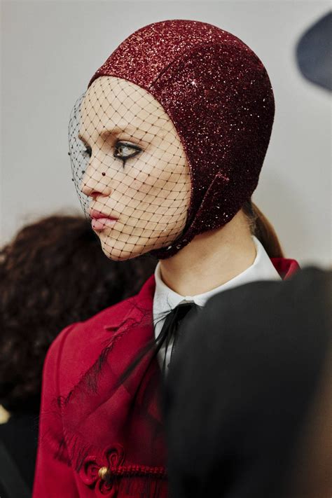 A Close Up Look At Couture Ss19 In Beauty Funky Hats Christian Dior
