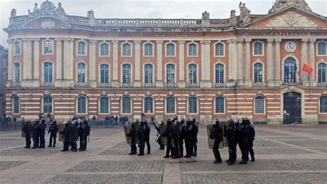Toulouse La Place Du Capitole Boucl E Pour L Acte Xix Ladepeche Fr
