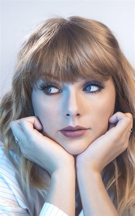 Download Wallpaper 800x1280 Looking Away Beautiful Blue Eyes Taylor