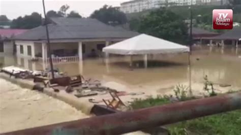 Banjir di kajang selangor malaysia hari ini, banjir kilat rendam kota kajang, pasar, rumah susulan ribut petir dan hujan lebat. Banjir kilat di Sg. Tangkas, Kajang - YouTube