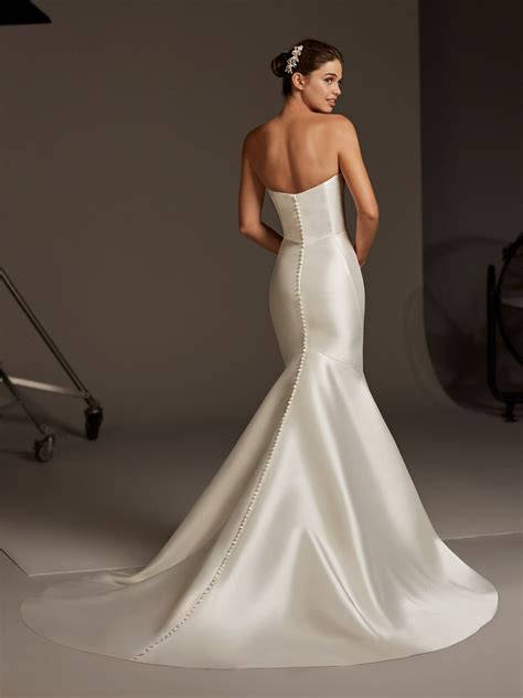 Beach wedding gowns can break all the bridal rules if you want them to. Strapless Silk Mermaid Wedding Dress | Kleinfeld Bridal