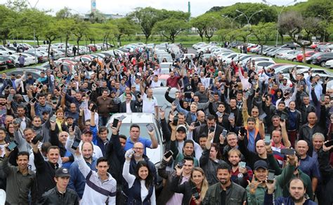 Um carro da uber foi atacado por taxistas que se manifestavam junto à rotunda do relógio. Motoristas de aplicativos protestam em Curitiba contra ...