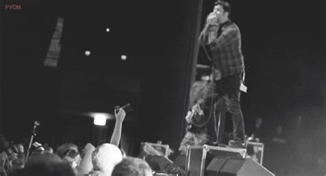 Watch the full video | create gif from this video. tumblr_ms1vlyqDRE1qhvra2o1_500.gif (500×272) | Chino moreno, Chino, Giphy