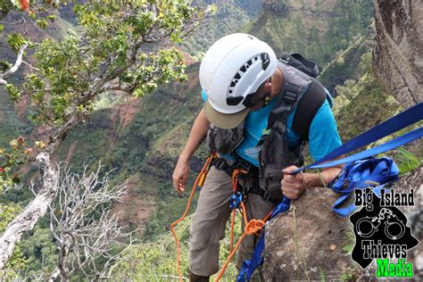 Cliff Divers of Kauaʻi… and The People Who Hang with Them! (Video
