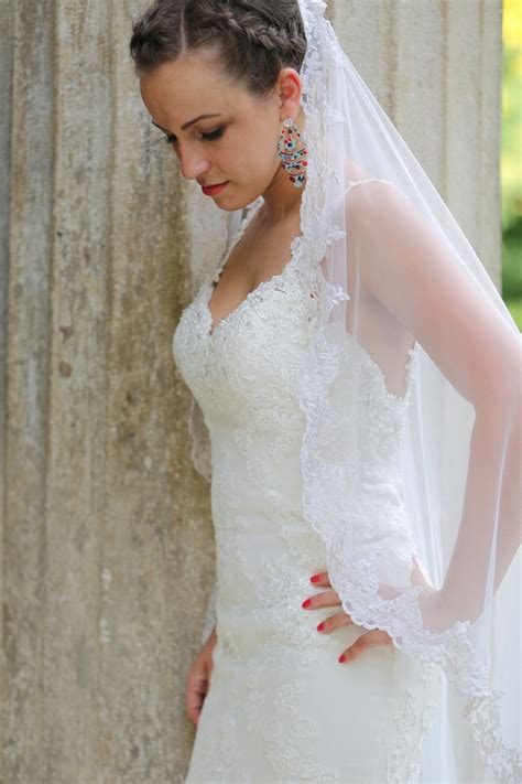 Free Picture Pretty Bride Wedding Dress Earrings Side View Veil