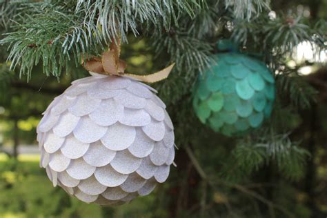 DIY  Paper Christmas Balls  Odif, Adhesive, Varnish and Color for