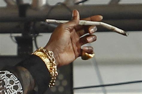2 chainz smokes ginormous blunt on stage news