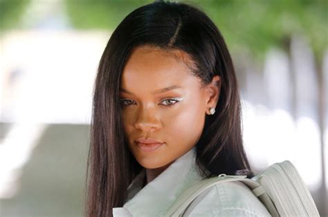 Rihannas Eye Makeup May Hint At Next Fenty Beauty Product