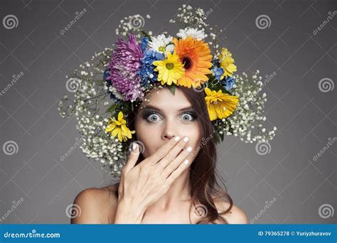 Donna Sorpresa Con La Corona Del Fiore Sulla Sua Testa Fotografia Stock Immagine Di Sano