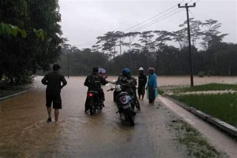 Maybe you would like to learn more about one of these? Dikepung Banjir dan Longsor, Wisatawan Geopark Ciletuh ...