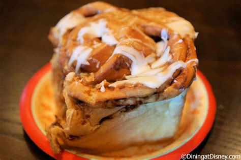 Review Cinnamon Roll From Gastons Tavern