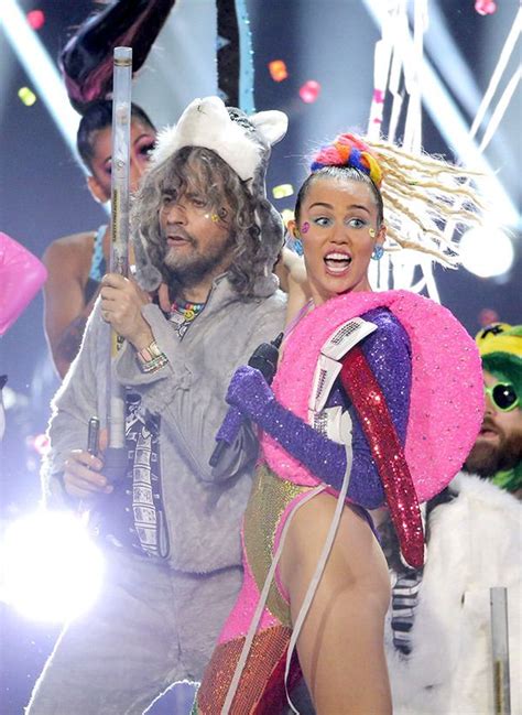 Miley Cyrus Takes Selfies Of Herself Peeing And Sends Them To Wayne Coyne — Wtf Miley Cyrus