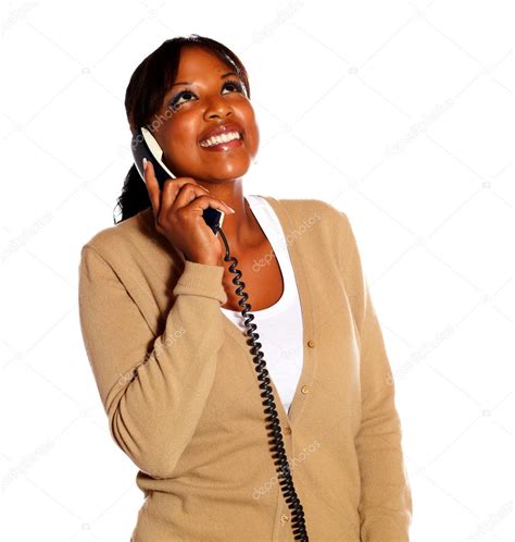 Mulher Jovem Sorridente Falando No Telefone — Fotografias De Stock