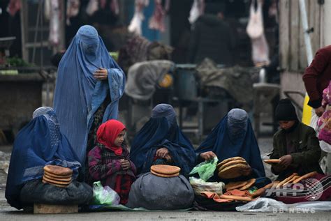 アフガン女性、やっとつかんだ自由どうなる？ タリバン復権に ...