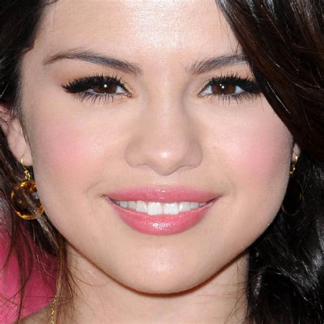 Selena Gomez Makeup Gray Eyeshadow And Red Lipstick Steal Her Style