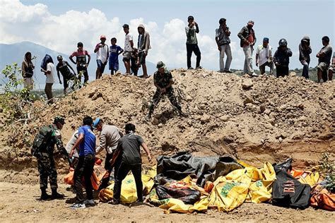 Mass Grave Dug To Bury Victims Of Quake Tsunami In Indonesia Daily Sabah