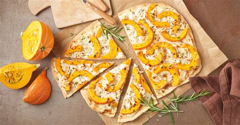 Tarte flambée, aka flammkuchen, is often considered a german version of pizza or flatbread.really, it's so totally different. Kürbis-Flammkuchen