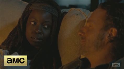 The Walking Dead 6x10 Rick And Michonne Kiss And Have Sex Together
