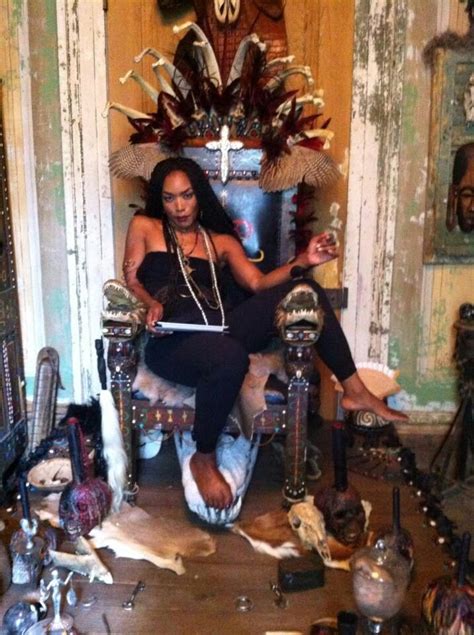 Angela Bassett As Marie Laveau In AHS Marie Laveau Ahs Coven Ahs Cast