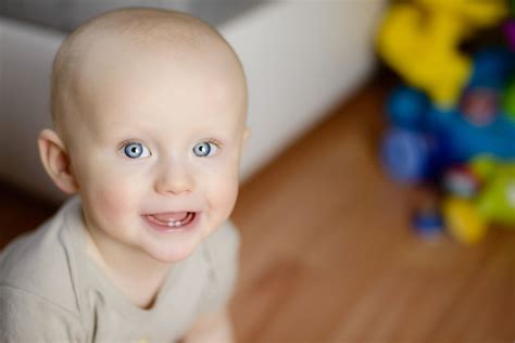 Wann sich der erste zahn bei einem baby zeigt, ist ganz individuell. Der erste Zahn ist da: Wenn Babys Zahnen - socko