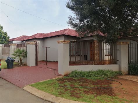 3 Bedroom House For Sale In Clayville Remax Of Southern Africa