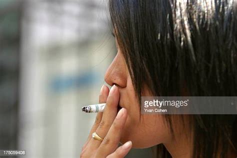 60 Meilleures Smoking Asian Girls Photos Et Images Getty Images