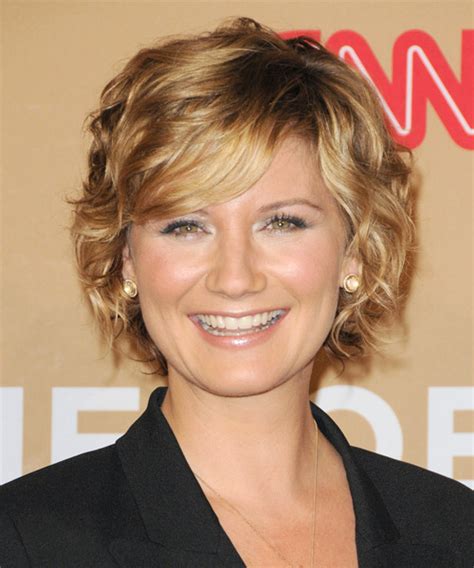 Jennifer Nettles Short Wavy Golden Blonde Hairstyle With Side Swept Bangs